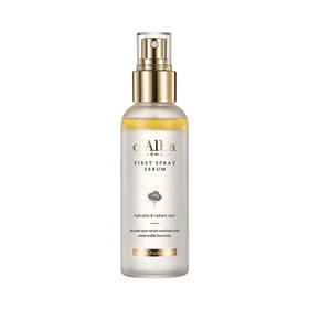 Klar flaske med guld sprayhætte, d'Alba White Truffle First Spray Serum står på etiketten.