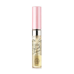 Klar tube med lyserød hætte, mærket "My Lash Serum" med dekorative detaljer.