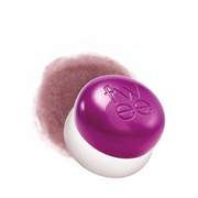 Rund beholder med lilla låg, "fwee" præget. Sløret rosa baggrund antyder produktets farve.