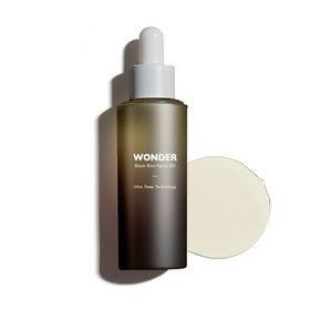 Flaske med Haruharu Wonder Black Rice Facial Oil og lys oliesmørelse ved siden af.