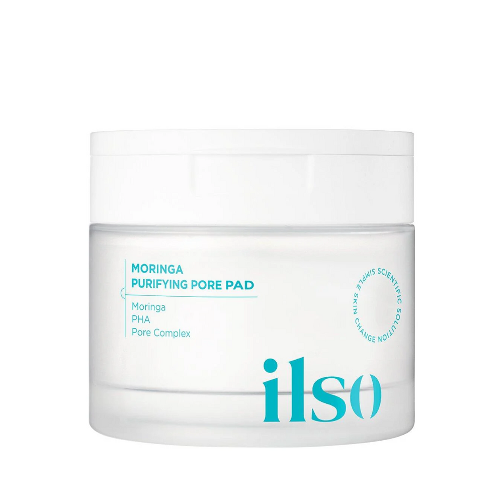 Hvid krukke med turkis tekst: "Moringa Purifying Pore Pad" af ilso, "Moringa, PHA, Pore Complex".