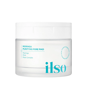 Hvid krukke med turkis tekst: "Moringa Purifying Pore Pad" af ilso, "Moringa, PHA, Pore Complex".