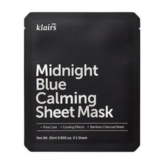 Sort emballage med hvid tekst: "Midnight Blue Calming Sheet Mask" og produktfunktioner.