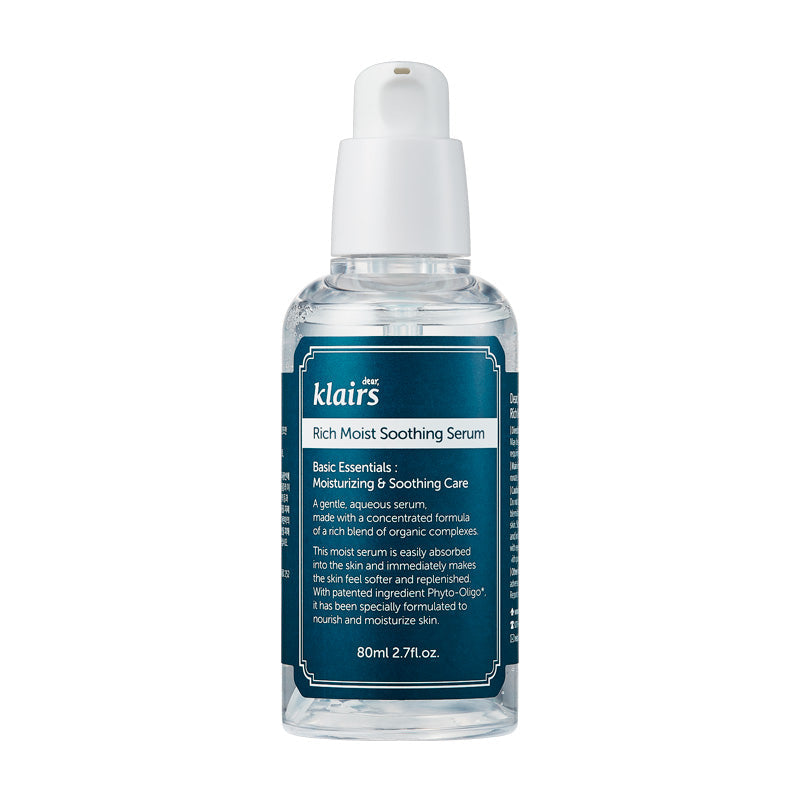 Klar flaske med pumpe, Klairs Rich Moist Soothing Serum, mørkeblå etiket, hvid tekst.