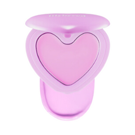 Hjerteformet, lavendelfarvet blush-balm i åben kompakt med matchende låg og elegant design.