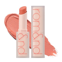 Rom&nd Zero Matte Lipstick i lys nude farve, med mat finish og lyserød skrift på emballagen.