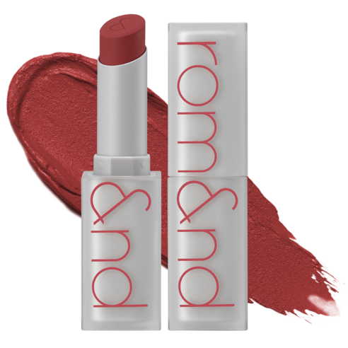 Rom&nd Zero Matte Lipstick i dyb rød nuance, med "rom&nd" på frostet hylster, swatch bagved.
