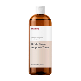 Brun flaske med hvid etiket, mærket "ma:nyo", produktnavn "Bifida Biome Ampoule Toner".