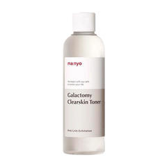 Flaske med Manyo Galactomy Clear Skin Toner. Hvid etiket med rød tekst "ma:noy" og produktnavn.