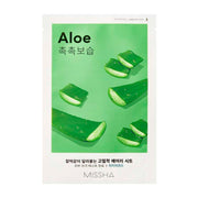 Grøn pakke med aloe-skiver og vanddråber, teksten "Aloe" og "Missha" nederst.