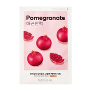 Maske med granatæblemotiv og teksten "Pomegranate". Pink baggrund, Missha-logo nederst.