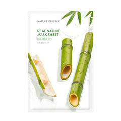 Pakke med bambusstængler og blade, vanddråber fremhæver det naturlige tema. Nature Republic.