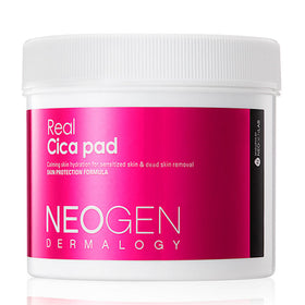 Hvid beholder med pink etiket for Neogen Dermalogy Real Cica Pad, beroligende hudplejeprodukt.