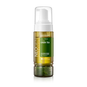 Flaske med hvid pumpe, grøn væske og etiket med "Neogen - Green Tea Real Fresh Foam Cleanser".