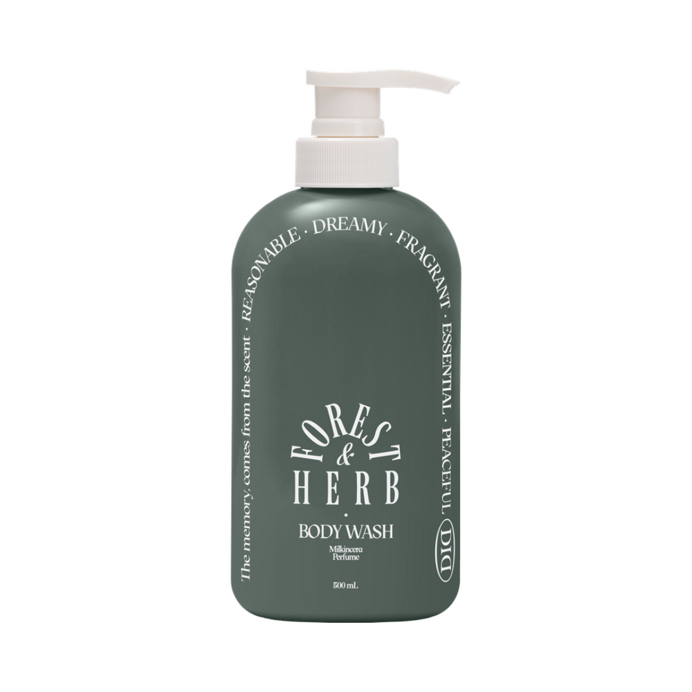 Grøn flaske med pumpe, "Forest & Herb Body Wash", ord som drømmende og duftende på etiketten.