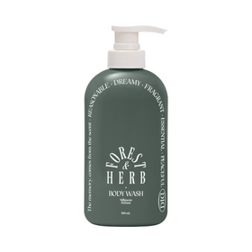 Grøn flaske med pumpe, "Forest & Herb Body Wash", ord som drømmende og duftende på etiketten.