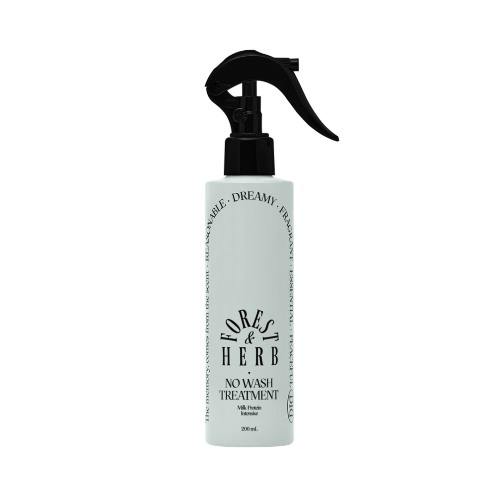 Hvid sprayflaske med sort tekst "Forest & Herb" og "No Wash Treatment" med sort spraydyse.