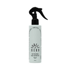 Hvid sprayflaske med sort tekst "Forest & Herb" og "No Wash Treatment" med sort spraydyse.
