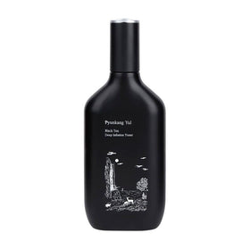 Sort flaske med hvid tekst "Pyunkang Yul Black Tea Deep Infusion Toner" og naturillustration.