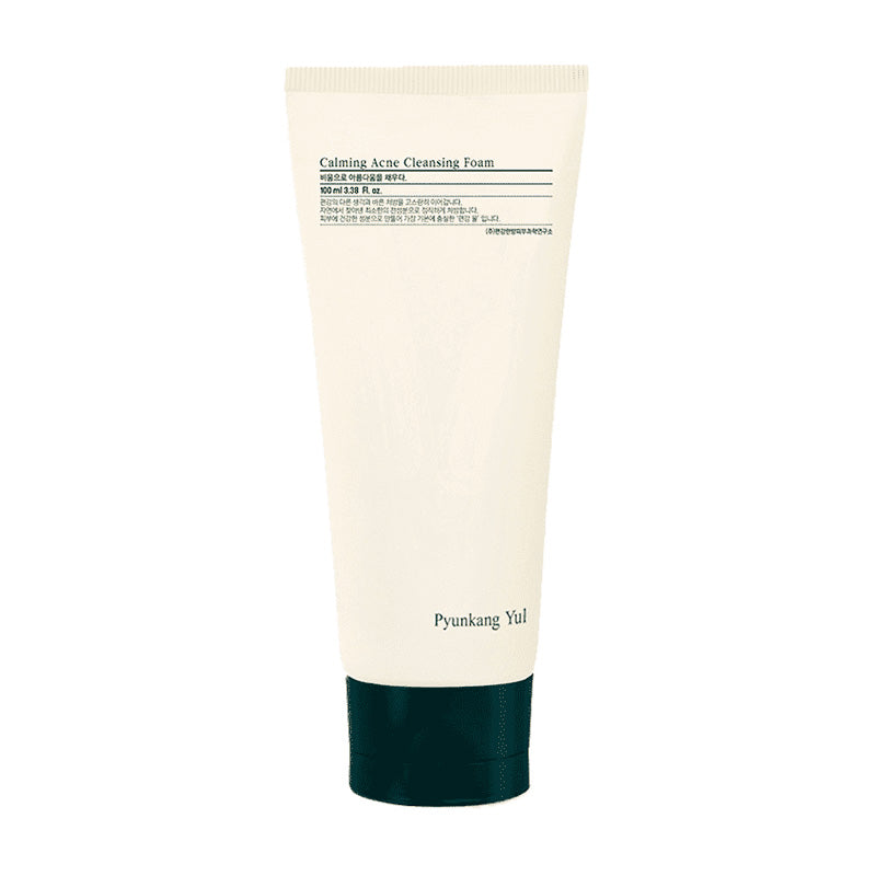 Hvid tube med sort låg, mærket "Pyunkang Yul", indeholder Calming Acne Cleansing Foam.