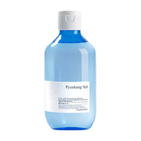 Blå flaske med hvid etiket, mærket "Pyunkang Yul - Low pH Cleansing Water".