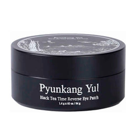 Sort rund beholder med teksten "Pyunkang Yul Black Tea Time Reverse Eye Patch" på låget.