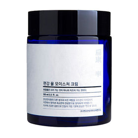 Blå krukke med sort låg og hvid etiket med koreansk tekst. Produkt: Pyunkang Yul Moisture Cream.