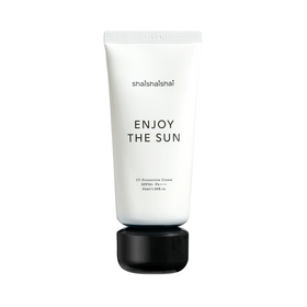 Hvid tube med sort tekst: "shaishaishai ENJOY THE SUN," SPF50 PA++++, 50ml. Sort låg.
