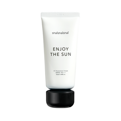 Hvid tube med sort tekst: "shaishaishai ENJOY THE SUN," SPF50 PA++++, 50ml. Sort låg.