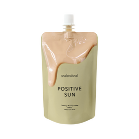 Beige pose med peach-farvet creme, teksten "shaishaishai Positive Sun, Tanning Watery Cream SPF22".