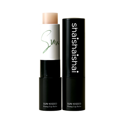 Solkysset læbepomade i sort og hvid tube med teksten "shaishaishai" og "Sun". Beige farve.