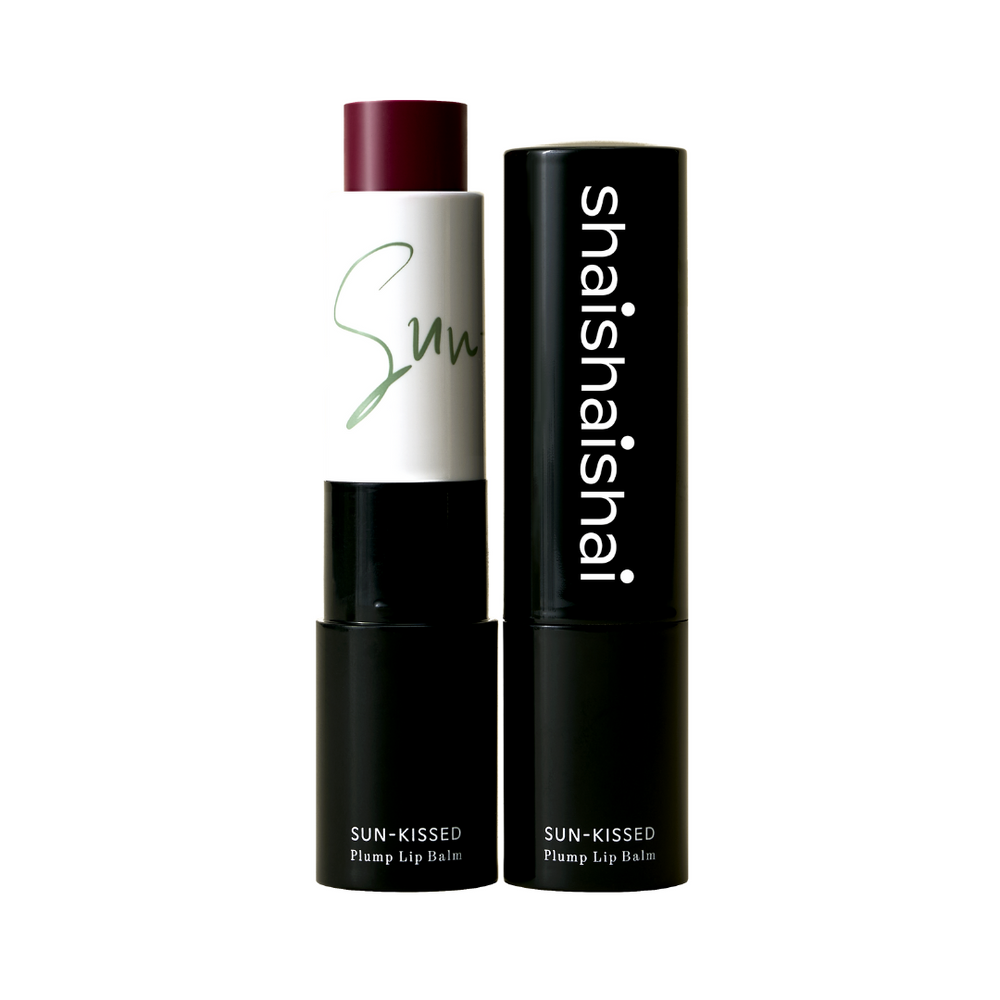 Solkysset læbepomade i farven mauve med sort hætte og teksten "shaishaishai".