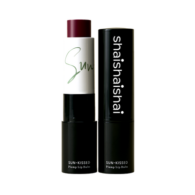 Solkysset læbepomade i farven mauve med sort hætte og teksten "shaishaishai".
