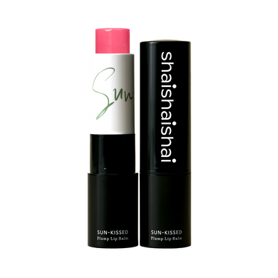 Pink læbepomade i sort hylster, mærket "shaishaishai" og "Sun-Kissed Plump Lip Balm".