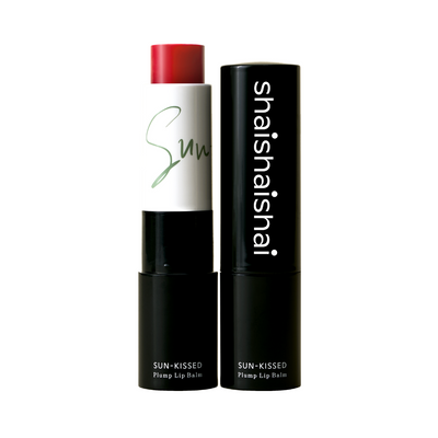 To læbepomader, en åben med rød balm og "Sun", en lukket med "shaishaishai".